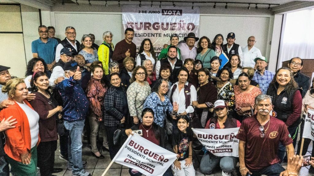 Ismael-Burgueno-sostiene-encuentro-maestros-jubilados