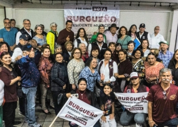 Ismael Burgueño sostiene encuentro con maestros jubilados