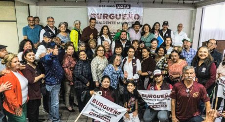 Ismael Burgueño sostiene encuentro con maestros jubilados