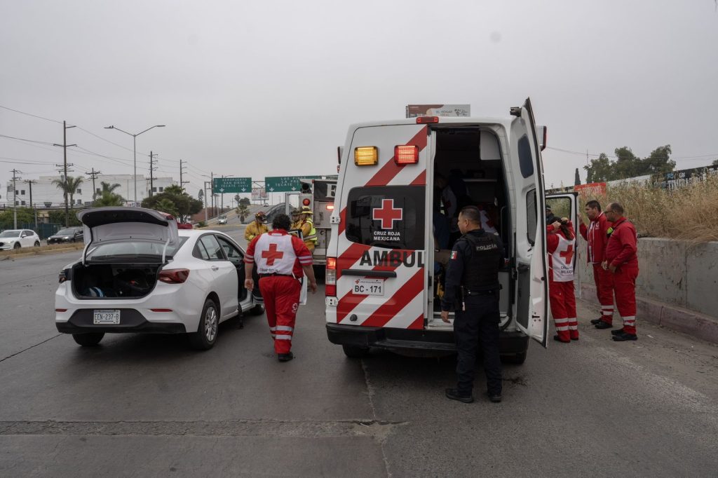 Hombre queda prensado en su auto tras ser chocado por una camioneta