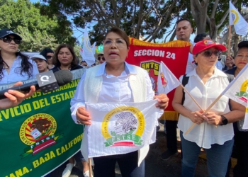 Médicos y enfermeros se manifiestan por condiciones de trabajo