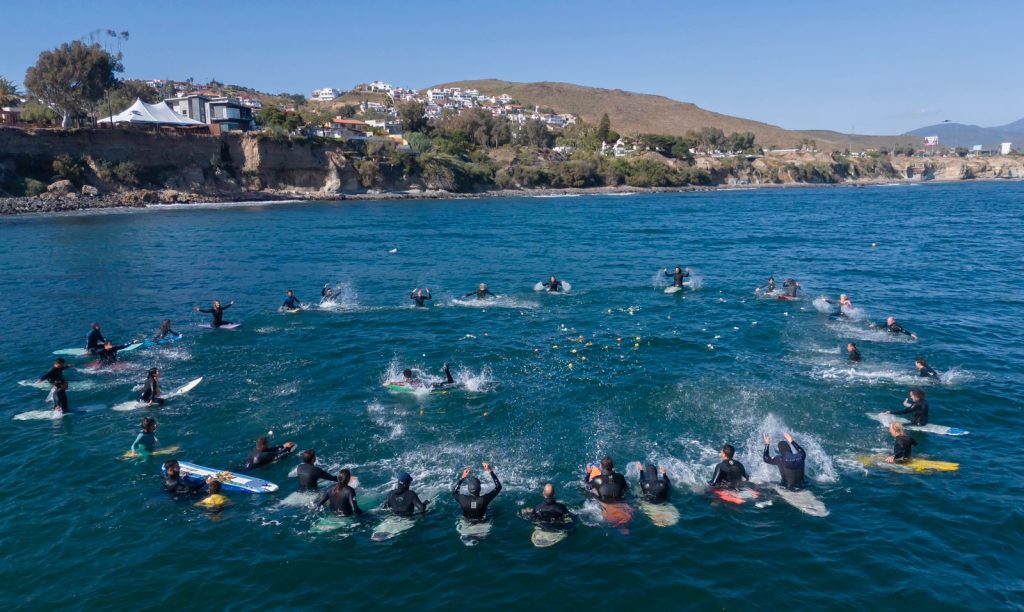 Surfistas-rinden-homenaje-extranjeros-asesinados-Ensenada