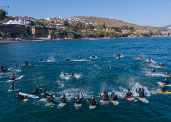 Surfistas rinden homenaje a extranjeros asesinados en Ensenada