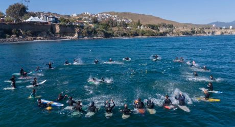 Surfistas rinden homenaje a extranjeros asesinados en Ensenada