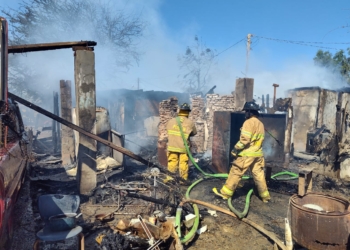 Rescatan a adolescente de un incendio y detienen a la mamá