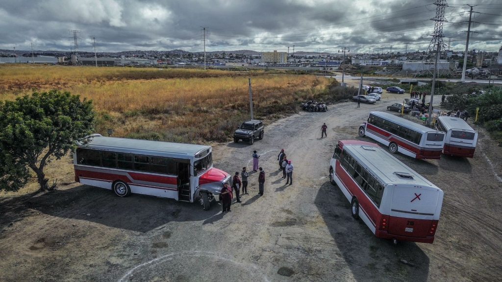 Se retiran manifestantes y salen custodiadas las primeras pipas de Pemex Rosarito