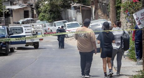 Asesinan a hombre mientras arreglaba su auto