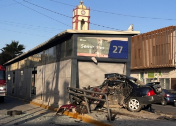 Automovilista se pasa luz roja e impacta auto lanzándolo a estación del SITT