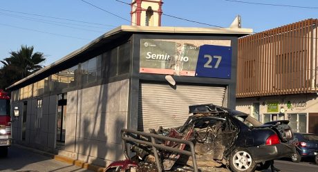 Automovilista se pasa luz roja e impacta auto lanzándolo a estación del SITT