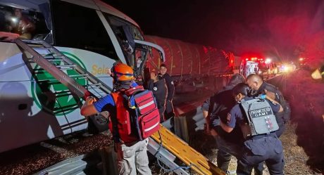 Autobús que salió de Tijuana volcó en carretera Tepic- Guadalajara