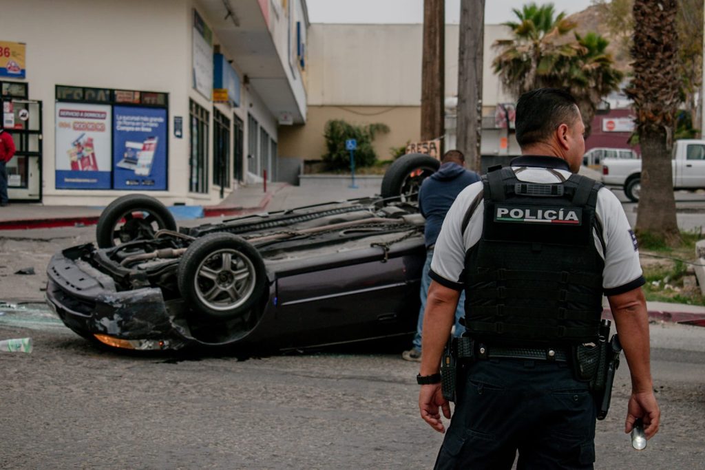 Conductor se da a la fuga después de chocar y volcar su automóvil