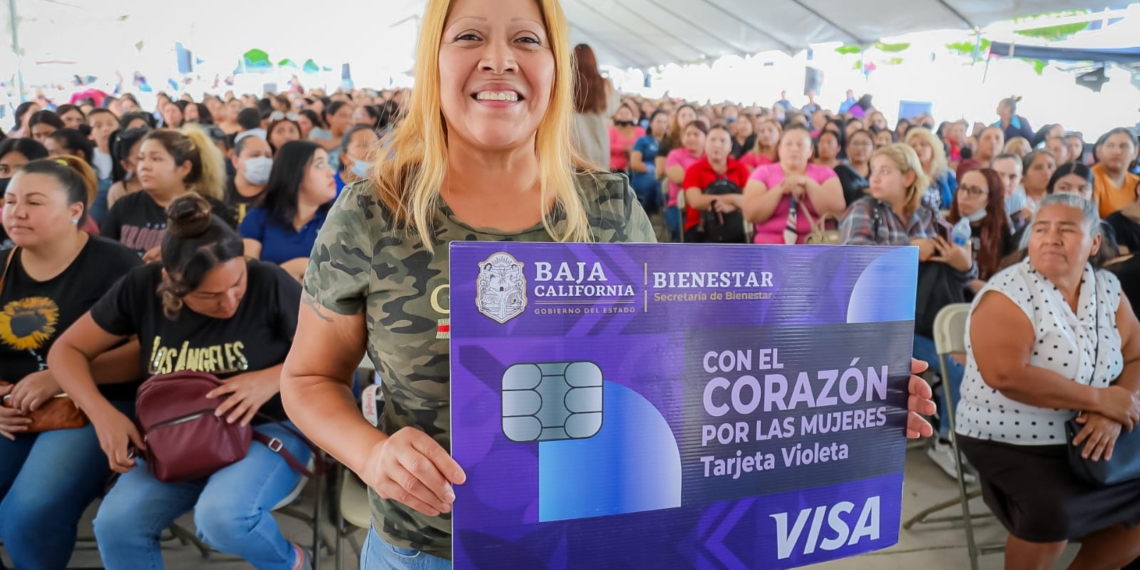 Gobernadora Marina del Pilar invita a mujeres jefas de familia a registrarse para obtener la tarjeta violeta