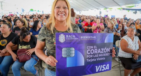 Gobernadora Marina del Pilar invita a mujeres jefas de familia a registrarse para obtener la tarjeta violeta