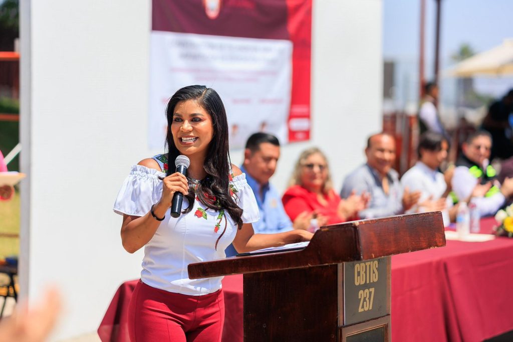 Alcaldesa inaugura techumbre en CBTIS 237 de la colonia Mariano Matamoros