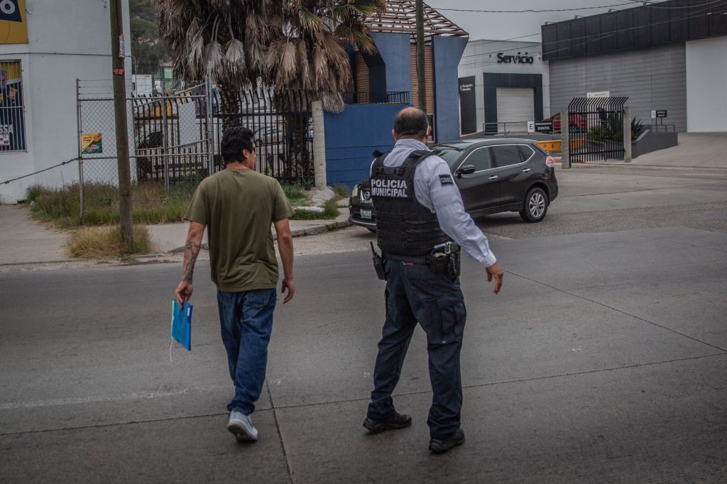 Automovilista se impacta con muros de contención en la Vía Rápida