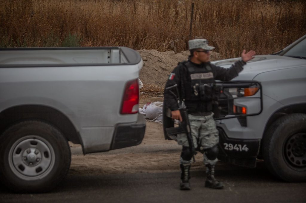 Hallan encobijado en la carretera libre Tijuana-Tecate