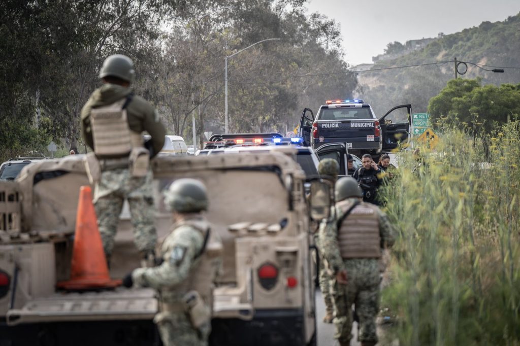 Noticias desde Tijuana | Mujer roba una patrulla, con todo y detenido