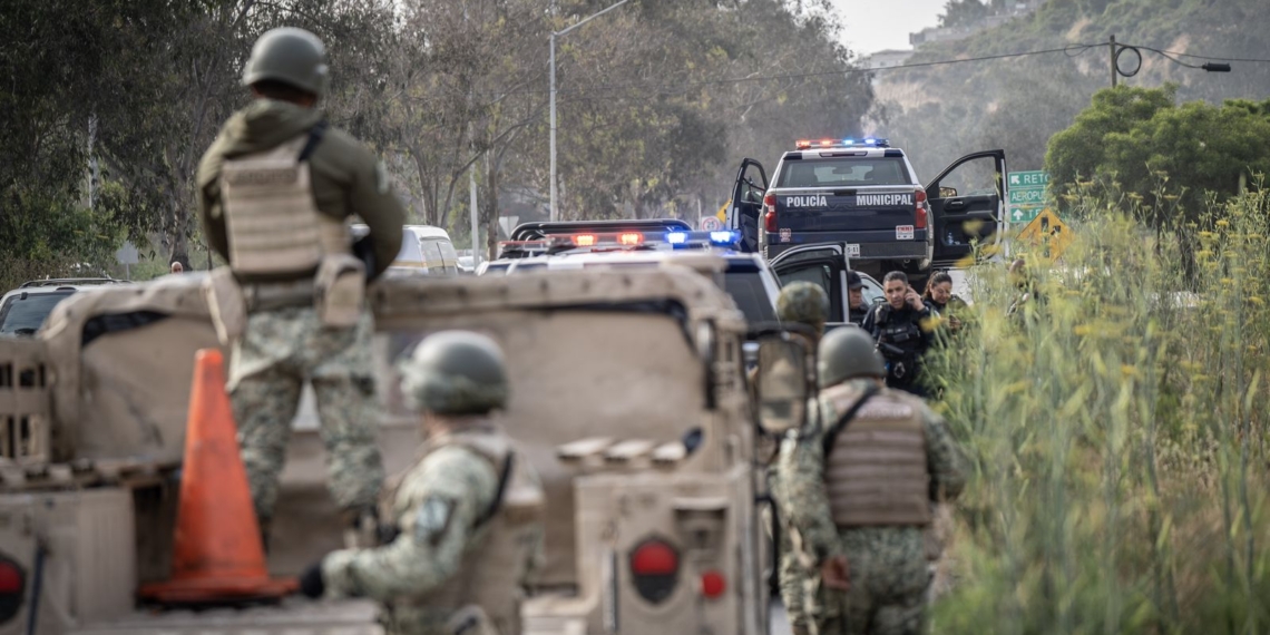 Mujer roba una patrulla con todo y detenido