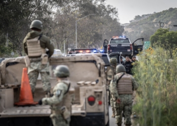 Mujer roba una patrulla con todo y detenido