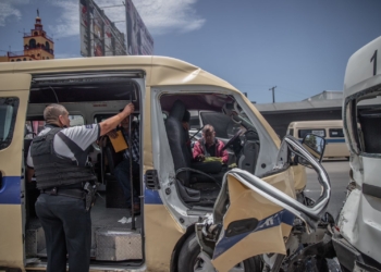 Choque de taxis deja varios pasajeros lesionados