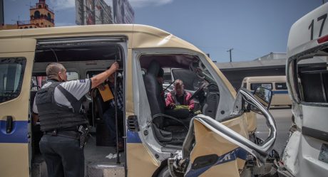 Choque de taxis deja varios pasajeros lesionados