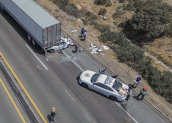 Conductor de tráiler atropella a oficial de la GN y provoca carambola