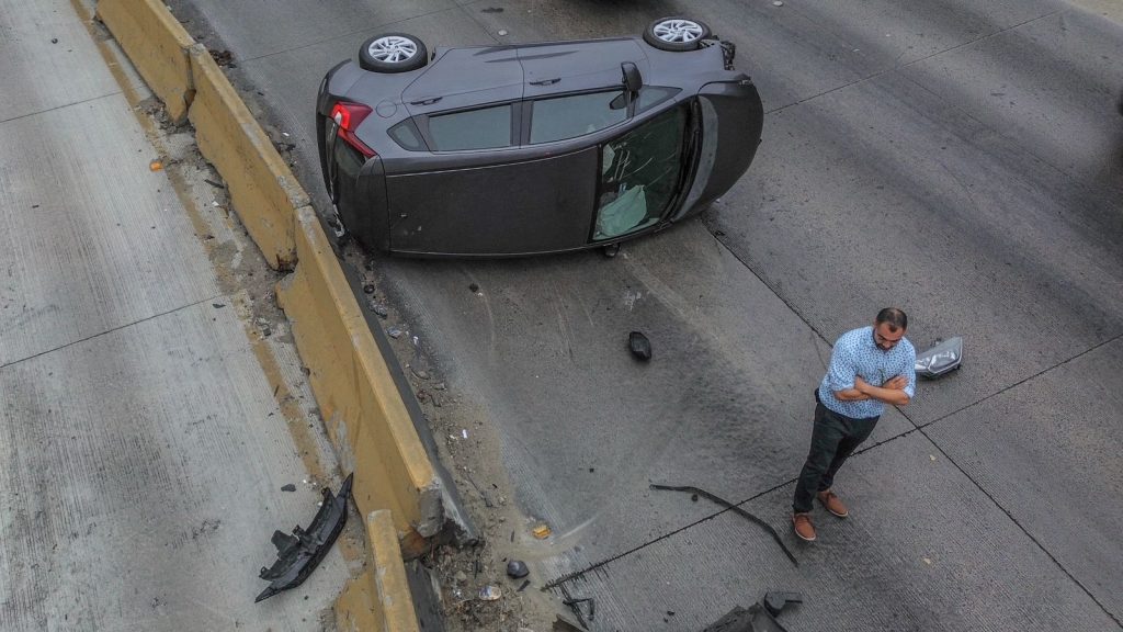 Conductor vuelca en la salida de Playas de Tijuana