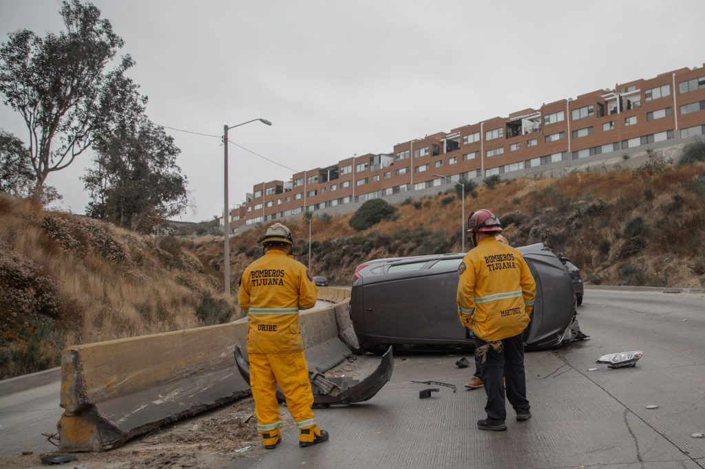 Conductor vuelca en la salida de Playas de Tijuana