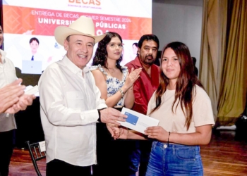 Beneficia Gobernador Durazo a navojoenses con entrega de becas y acciones de salud