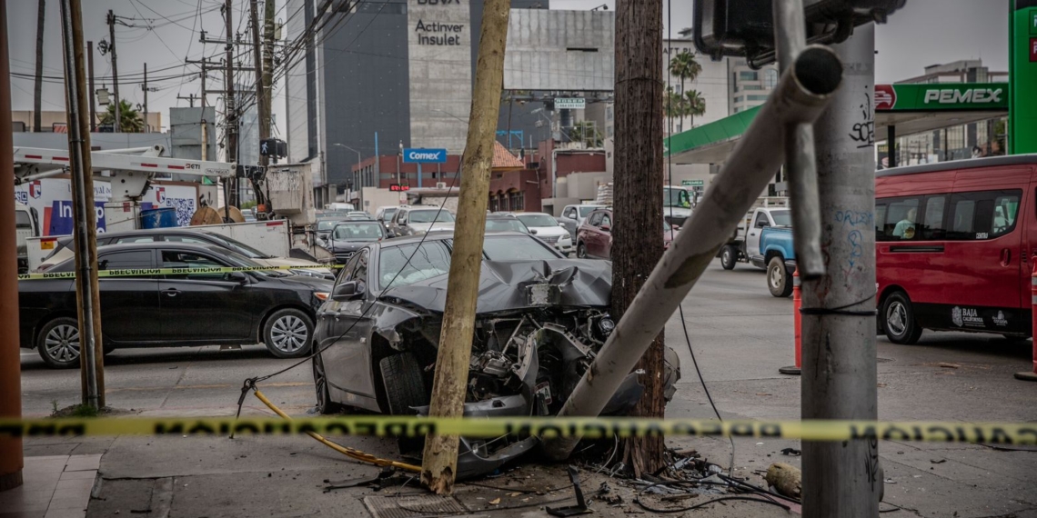 Mujer choca con camioneta y tumba tres postes