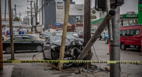 Mujer choca con camioneta y tumba tres postes