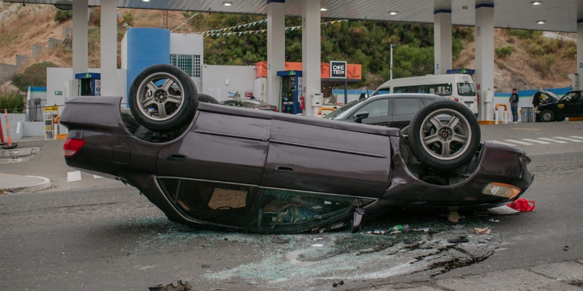 Conductor se da a la fuga después de chocar y volcar su automóvil