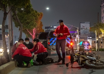 Automovilista atropella a repartidor en motocicleta