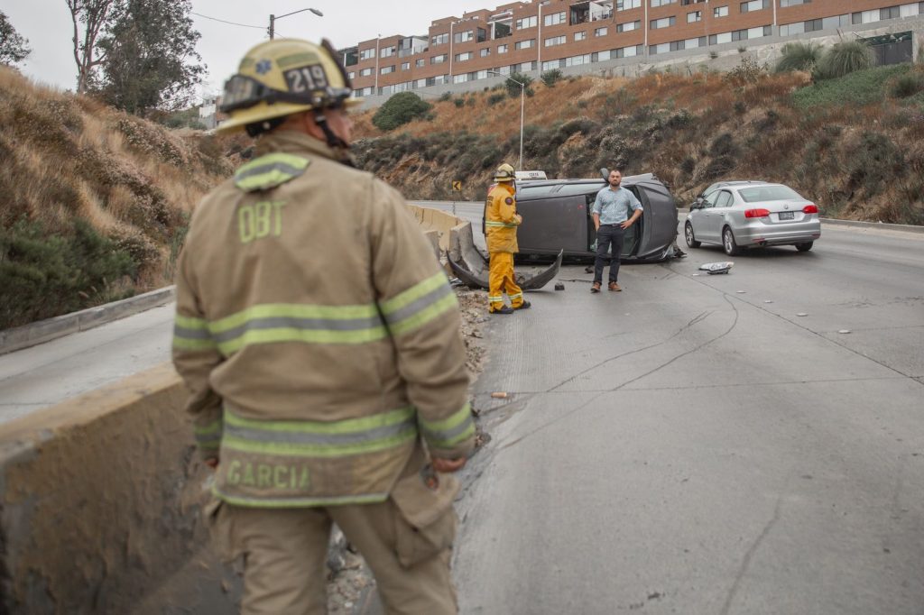 Conductor vuelca en la salida de Playas de Tijuana