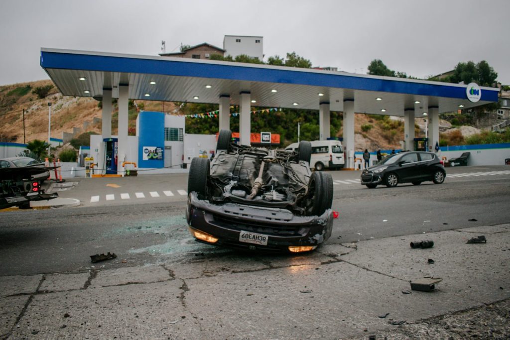 Conductor se da a la fuga después de chocar y volcar su automóvil