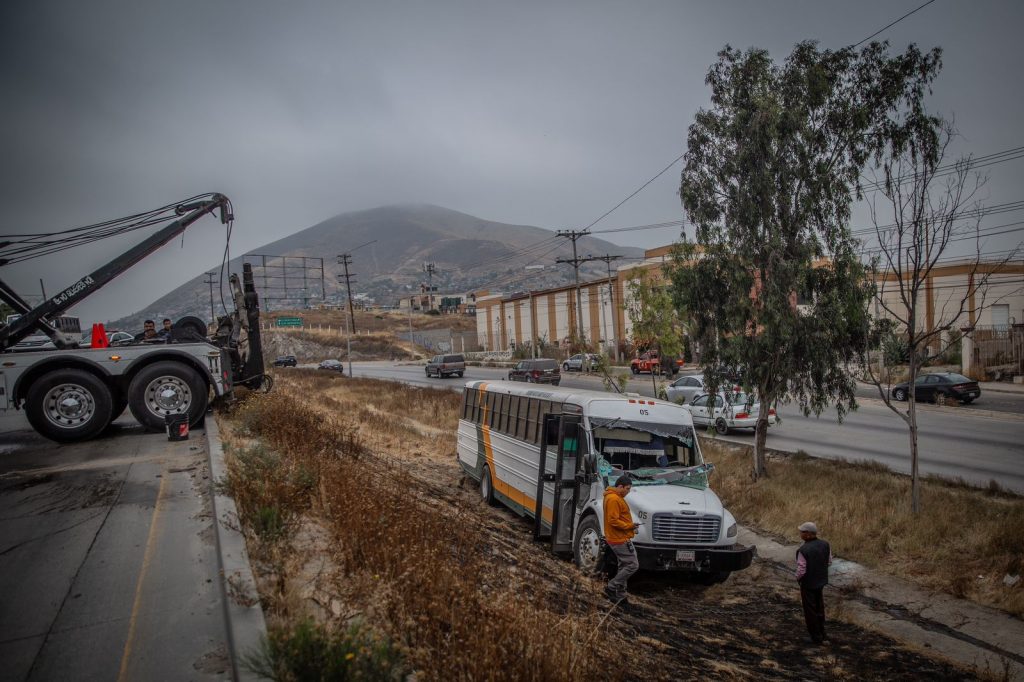 Vuelca-camion-transporte-de-personal