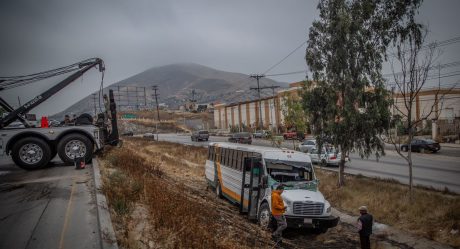 Vuelca camión de transporte de personal