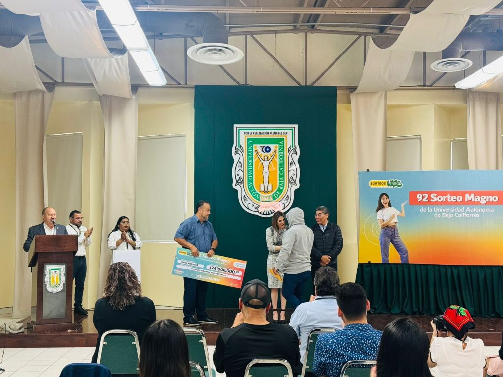 Entrega de premio sorteos UABC