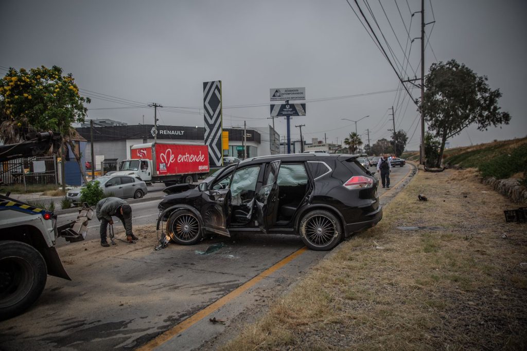 Automovilista se impacta con muros de contención en la Vía Rápida