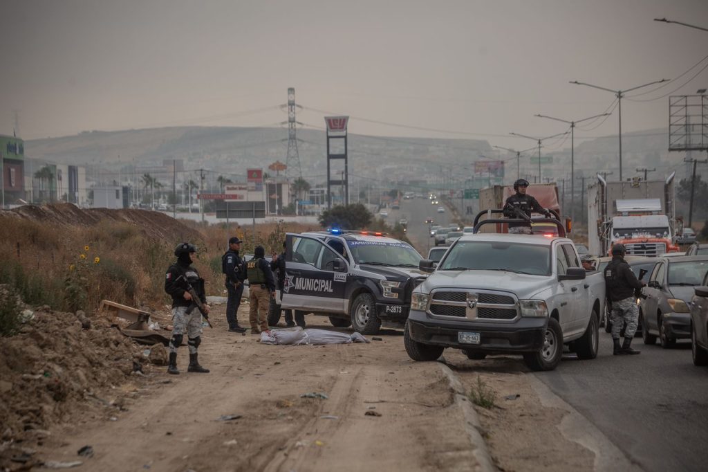 Hallan encobijado en la carretera libre Tijuana-Tecate