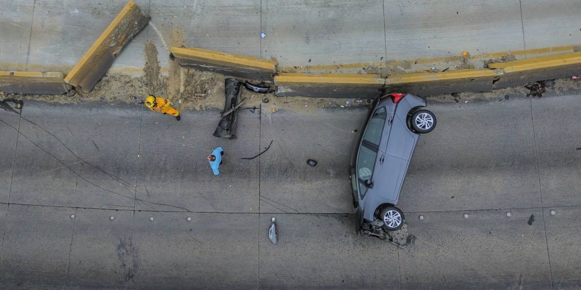 Conductor vuelca en la salida de Playas de Tijuana