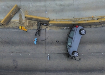 Conductor vuelca en la salida de Playas de Tijuana