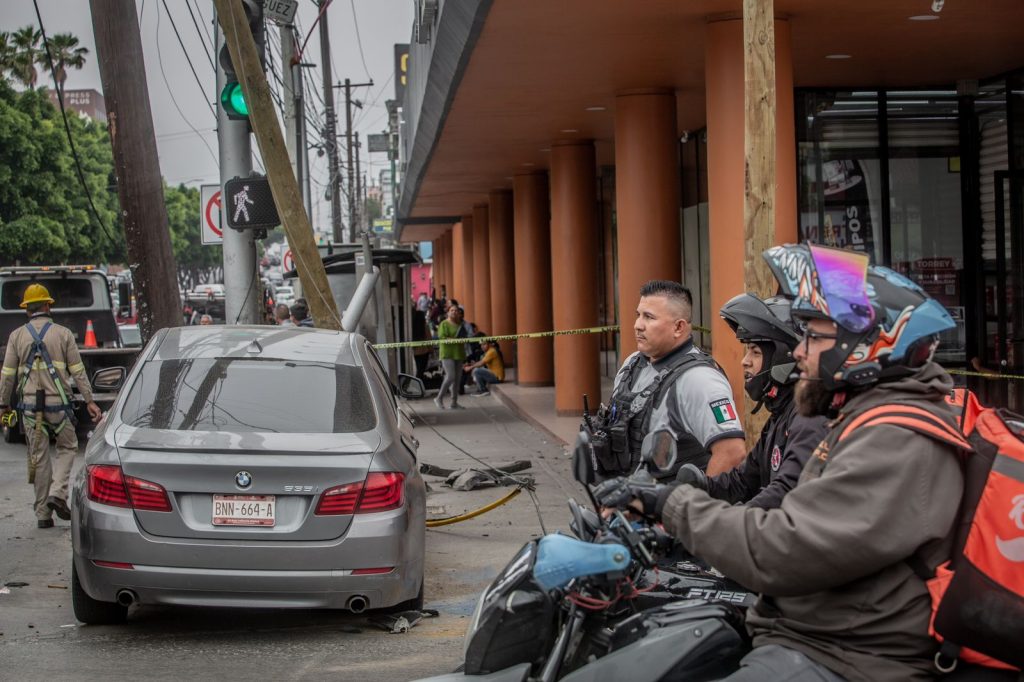 Mujer choca con camioneta y tumba tres postes