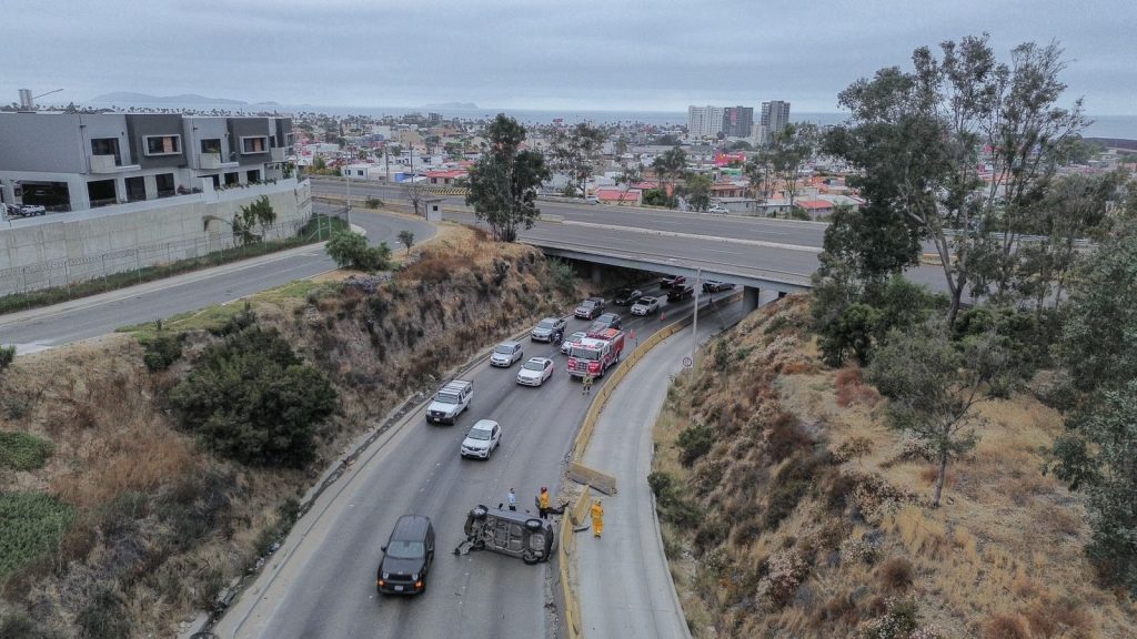 Conductor vuelca en la salida de Playas de Tijuana