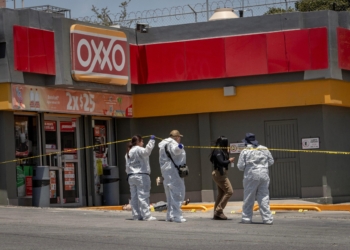 Asesinan a hombre afuera de un OXXO