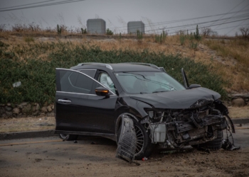 Automovilista se impacta con muros de contención en la Vía Rápida