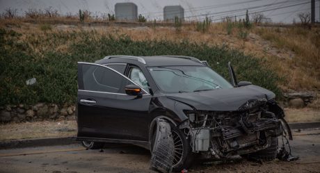 Automovilista se impacta con muros de contención en la Vía Rápida