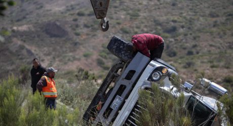 Camión de cemento vuelca en bulevar 2000