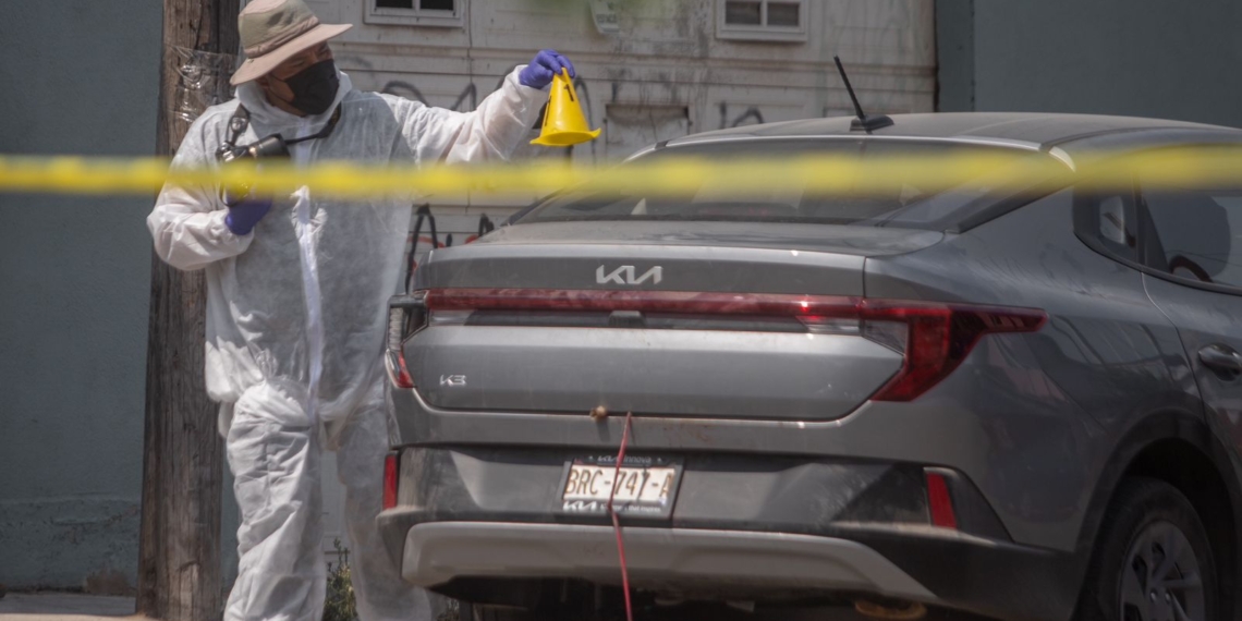 Abandonan auto con restos de sangre y dientes