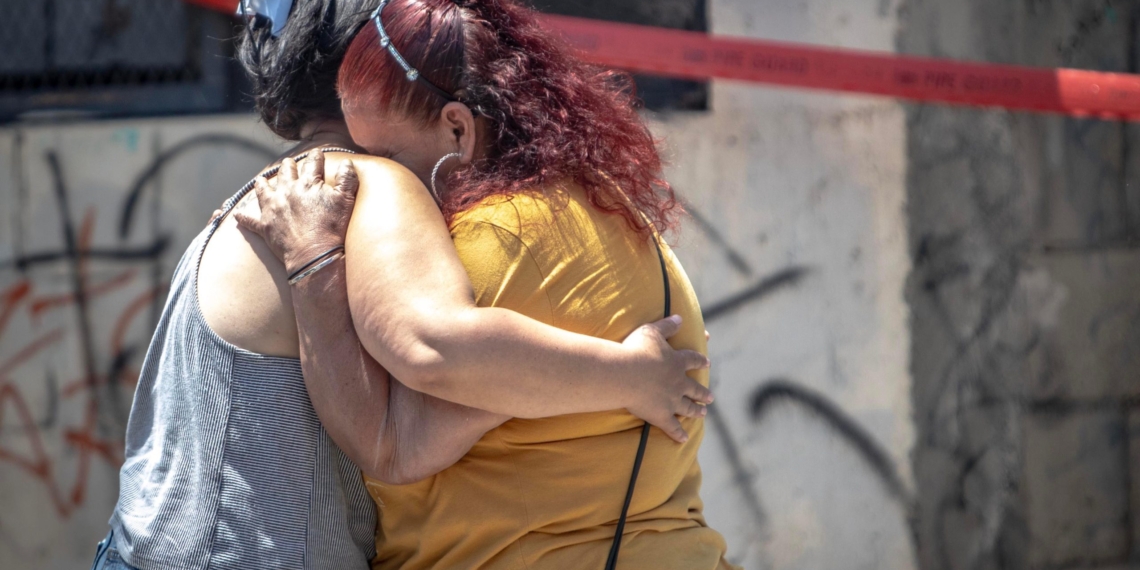 Hallan tres cuerpos en una casa; la mamá de una víctima los descubrió